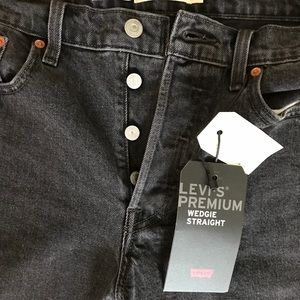New with tags! Levi’s Wedgie Straight Fit Jeans